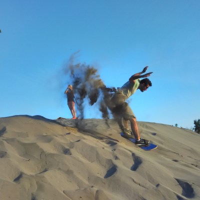 Sedang Melakukan manuver saat main sandboarding di Jogja